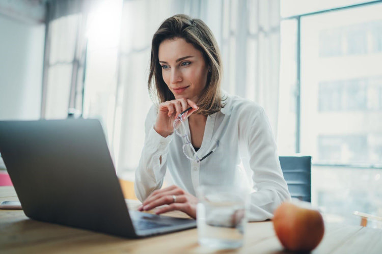 women-laptop-engaged-2-750w